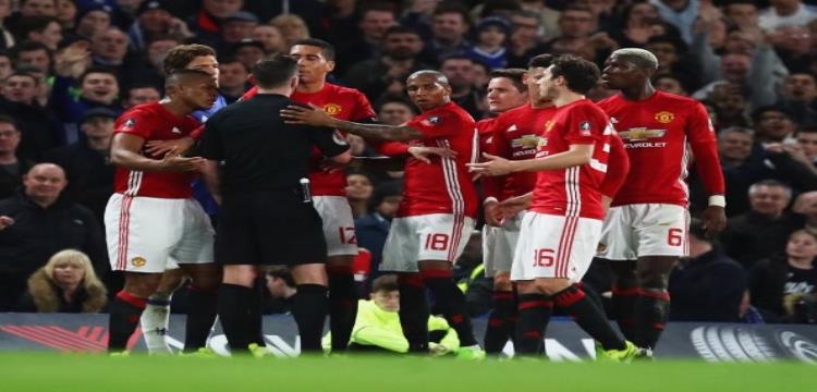 لاعبو مانشستر يونايتد يتجمهورن حول الحكم لاعبو مانشستر يونايتد يتجمهورن حول الحكم